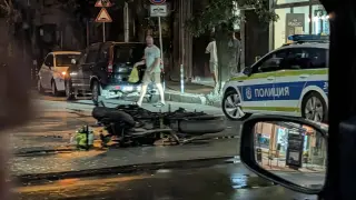 Моторист е блъснат в центъра на София, виновният шофьор избяга Снимки