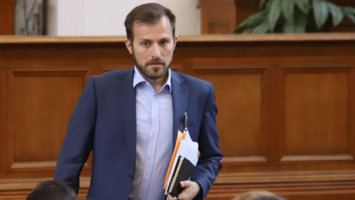 Бившият депутат от Промяната Искрен Митев стана голям шеф в Дарик. Виктор Димчев: Радиото е управлявано от деца на ченгета на ДС, спуснати от Капитал, които са собственост на дете от ДС