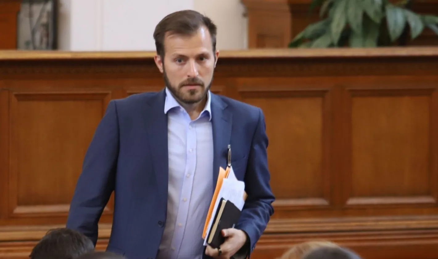 Бившият депутат от Промяната Искрен Митев стана голям шеф в Дарик. Виктор Димчев: Радиото е управлявано от деца на ченгета на ДС, спуснати от Капитал, които са собственост на дете от ДС
