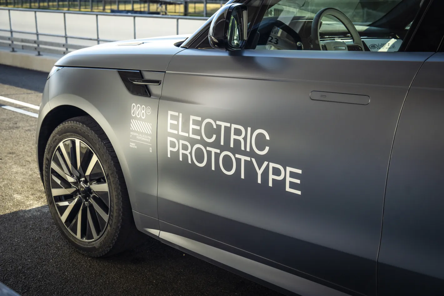 RANGE ROVER SPORT ELECTRIC: Новият връх на спортния лукс