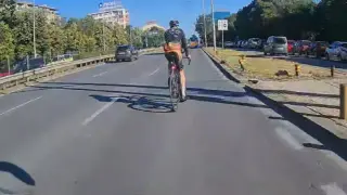 Шофьор на автобус в София твърди, че велосипедист го е напръскал със сълзотворен спрей