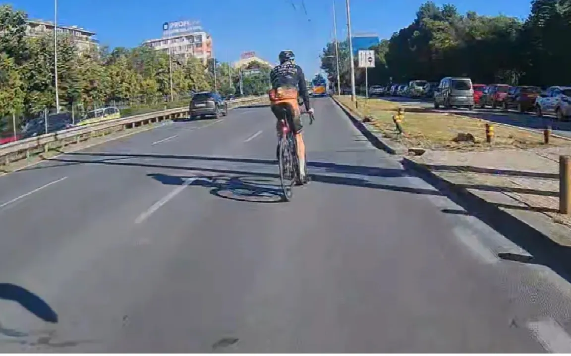 Шофьор на автобус в София твърди, че велосипедист го е напръскал със сълзотворен спрей