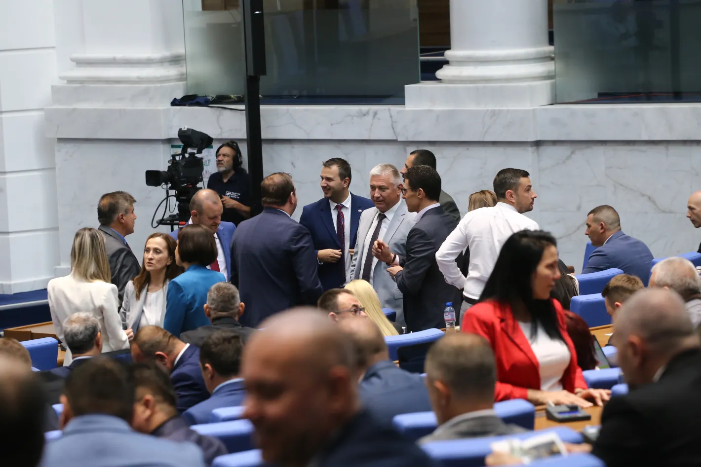 Парламентът прие бюджета за 2026 г. с дефицит от 5,7%