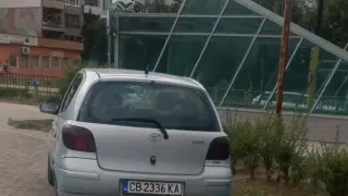 Кола блокира тротоара пред метростанция „Балан“ в столичния квартал „Младост“