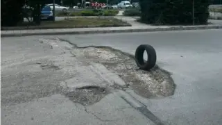 Още няколко гуми и дупката ще се запълни: Варненец показа опасен кратер