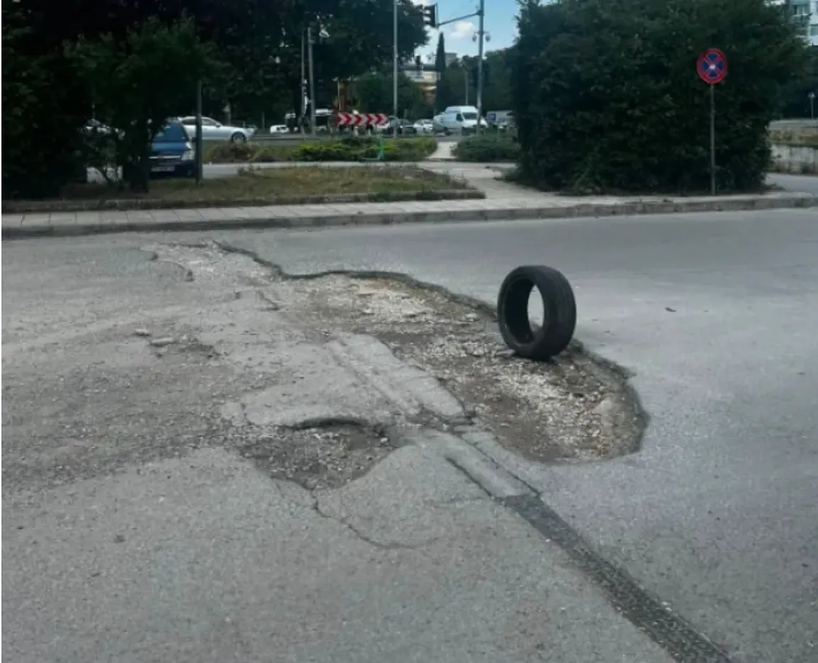 Още няколко гуми и дупката ще се запълни: Варненец показа опасен кратер