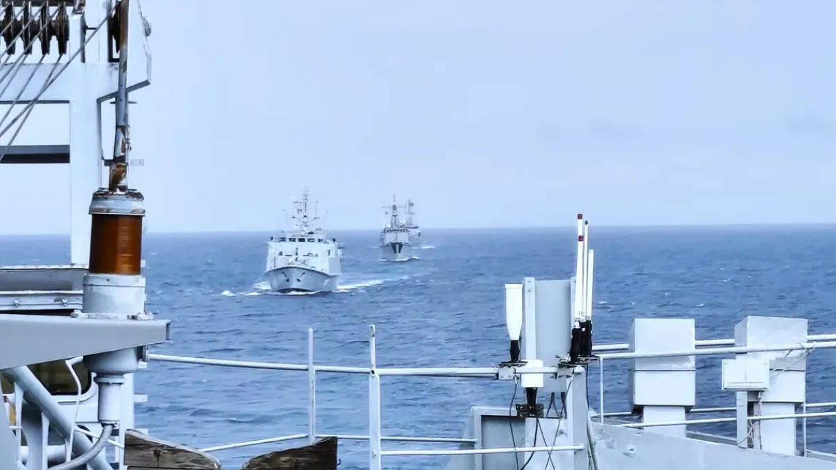 Въздушна атака над морето: Самолети Су-25 атакуваха "Дръзки" и други кораби по време на учението „БРИЗ 2026“