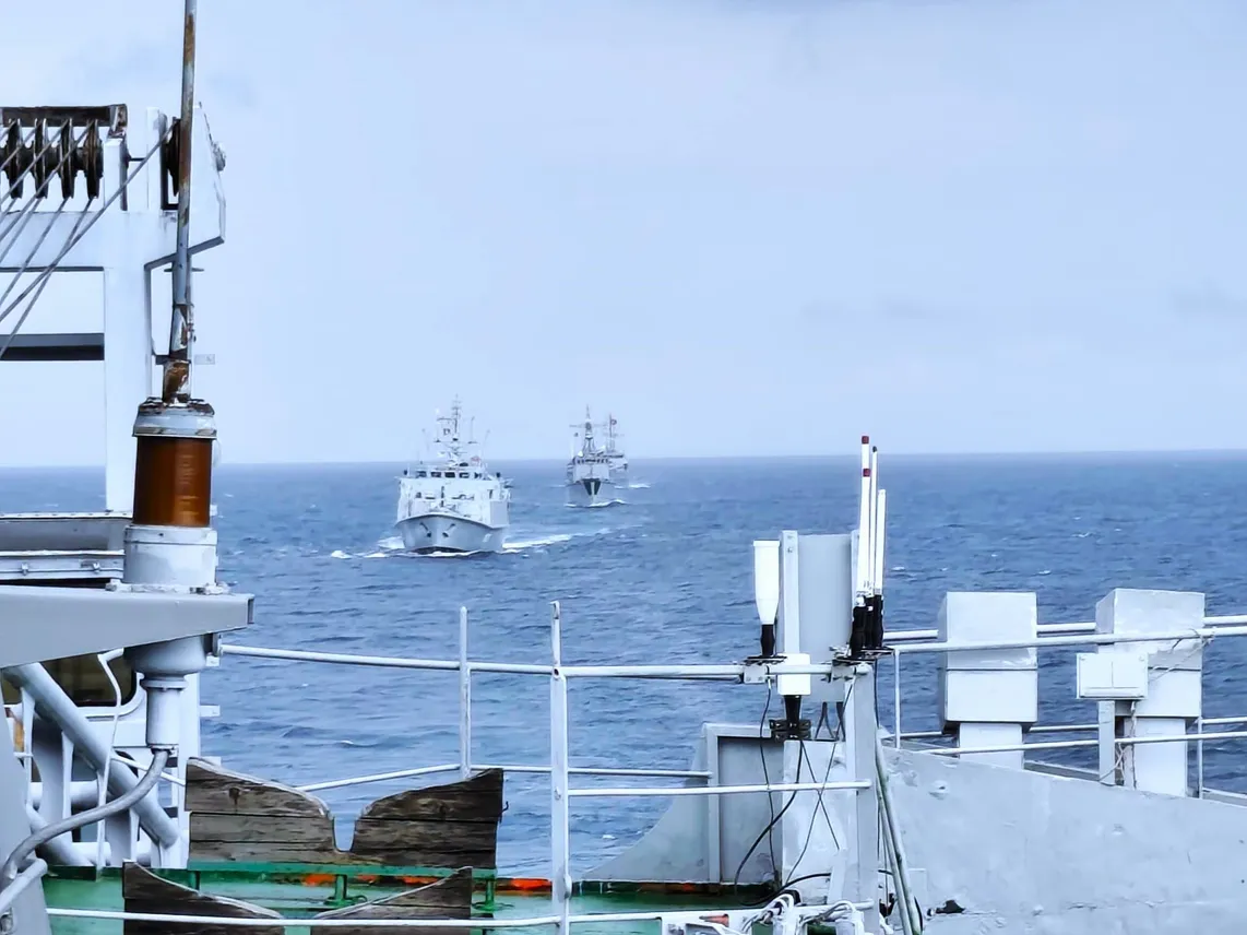Въздушна атака над морето: Самолети Су-25 атакуваха "Дръзки" и други кораби по време на учението „БРИЗ 2026“