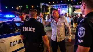 Сватба в Лом завърши с екшън: Крими герой скочи на полицай заради силна музика