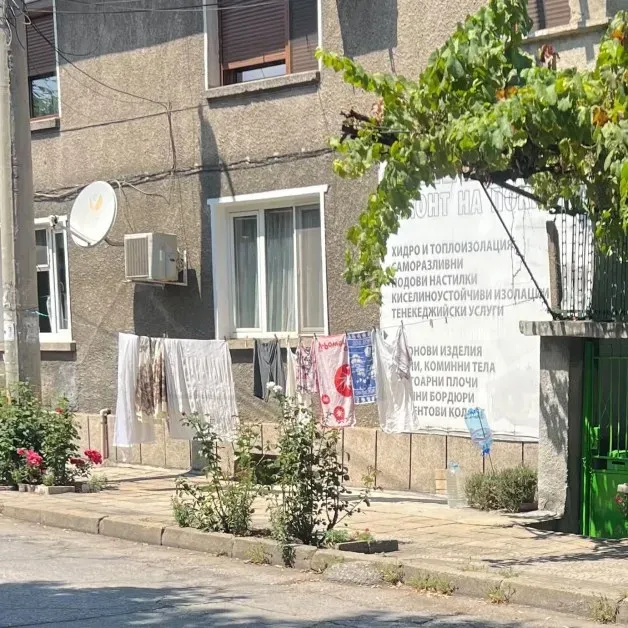 Снимка на простряно пране на тротоар в Пазарджик предизвика вълна от коментари във Facebook