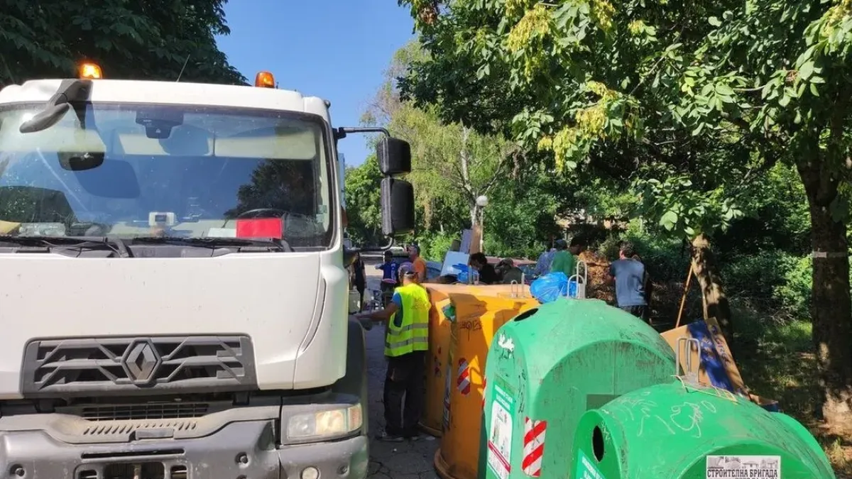 Доброволци почистиха два скъпи квартала в София, докато общинското сметосъбиране не смогва