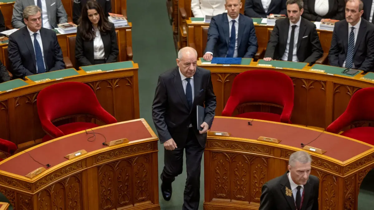 Президентът на Унгария Тамаш Шуйок подписа поправката в конституцията, която слага край на мандата му
