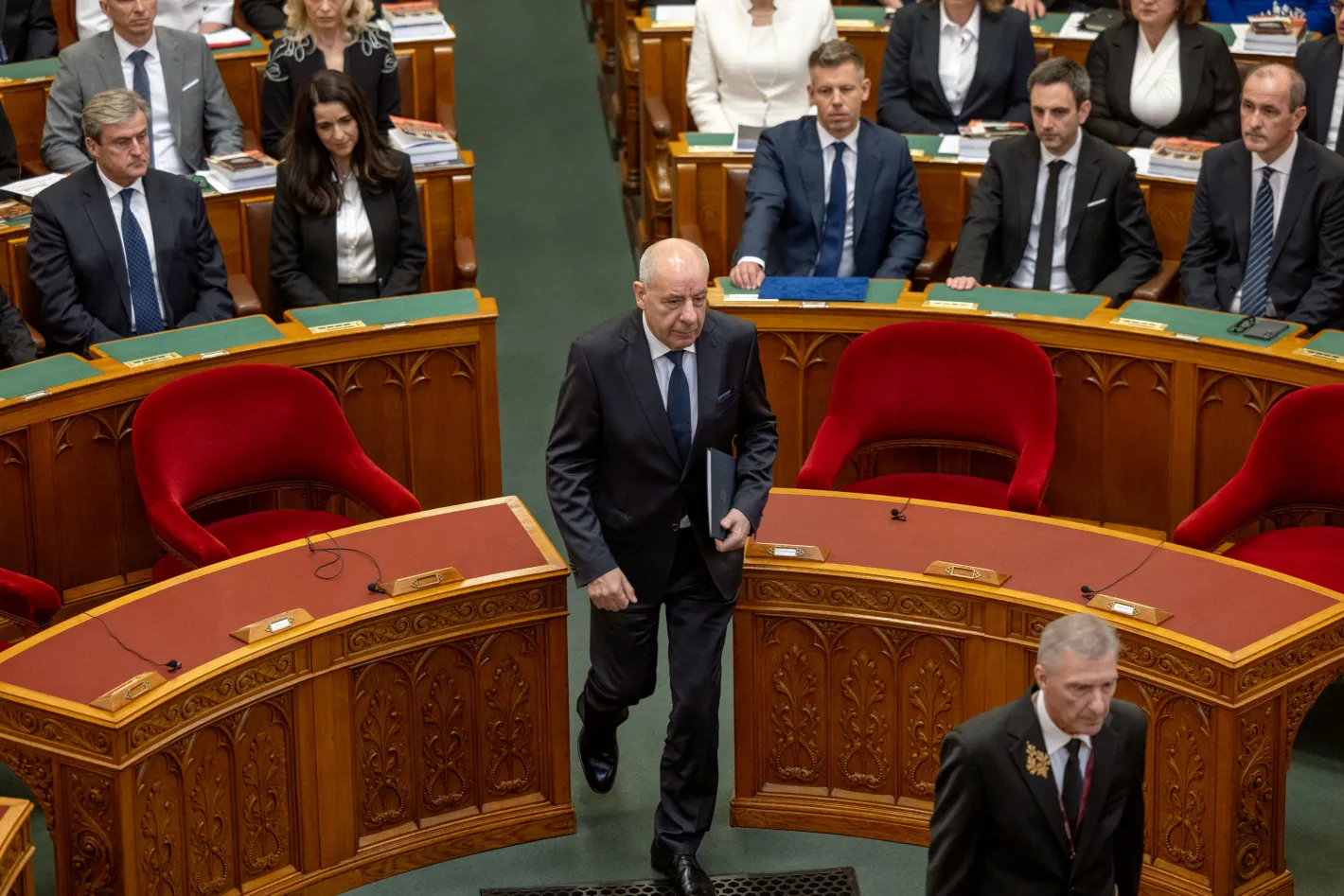 Президентът на Унгария Тамаш Шуйок подписа поправката в конституцията, която слага край на мандата му