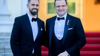 Лидерът на консерваторите в Бундестага и мъжът му станаха родители, Шпан подаде оставка