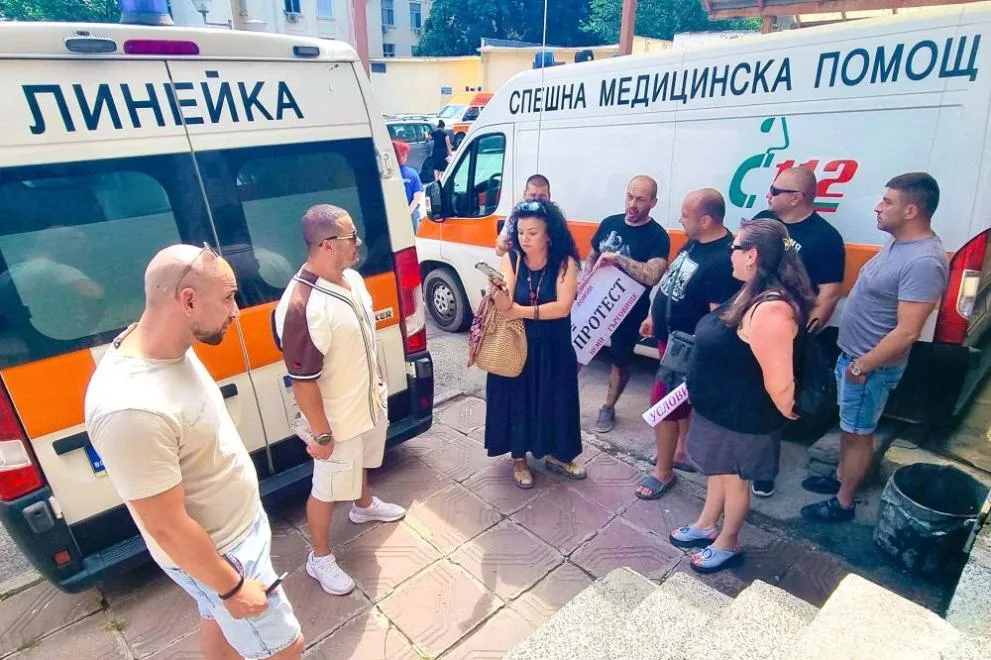 Медици от Спешната помощ протестираха в Шумен: Искат увеличение на заплатите