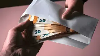 Колкото имаш на сърце! Кои са данъчните, поискали "почерпка" от магазинер в Черноморец