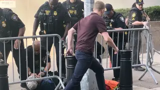 Мъж задейства бомба пред централата на ФБР в Ню Йорк