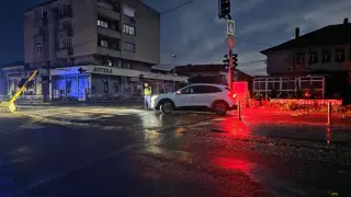 Ураганен вятър събори светофар върху платното в Кресна