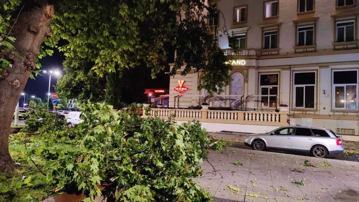 Силна буря наводни улици и събори дървета в Пловдив Обновена