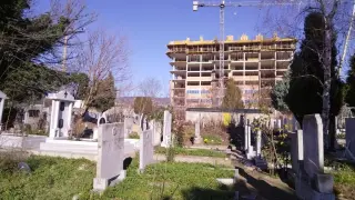 Нов блок изникна на 50 см от гробовете в Старите гробища във Варна