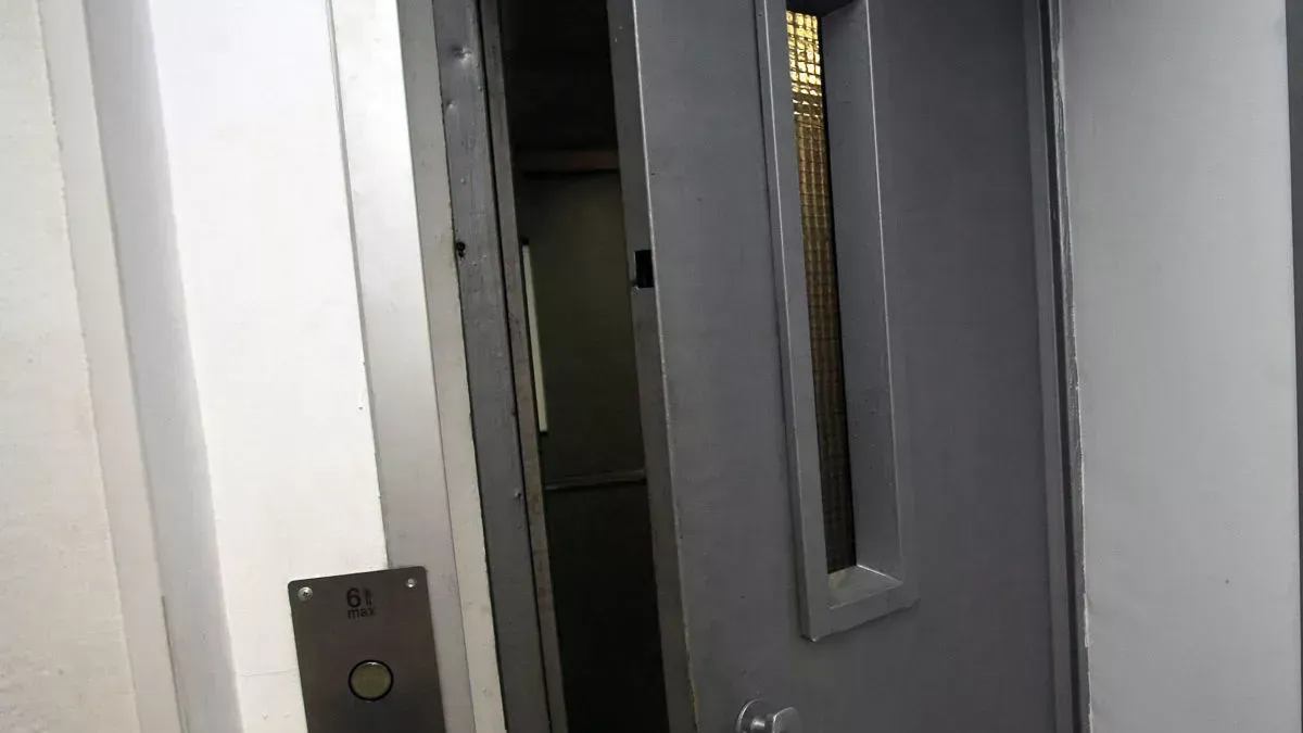 Огнеборци потушиха пожар в асансьор на висока жилищна сграда в Русе