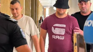 Служителите на НАП, обвинени за искани 300 евро в Черноморец, ще носят електронни гривни у дома
