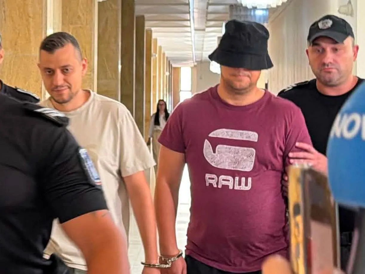 Служителите на НАП, обвинени за искани 300 евро в Черноморец, ще носят електронни гривни у дома
