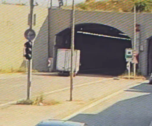 Бус и кола с опасни обратни завои на АМ „Струма“
