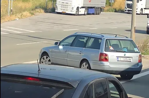 Бус и кола с опасни обратни завои на АМ „Струма“