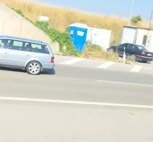 Бус и кола с опасни обратни завои на АМ „Струма“