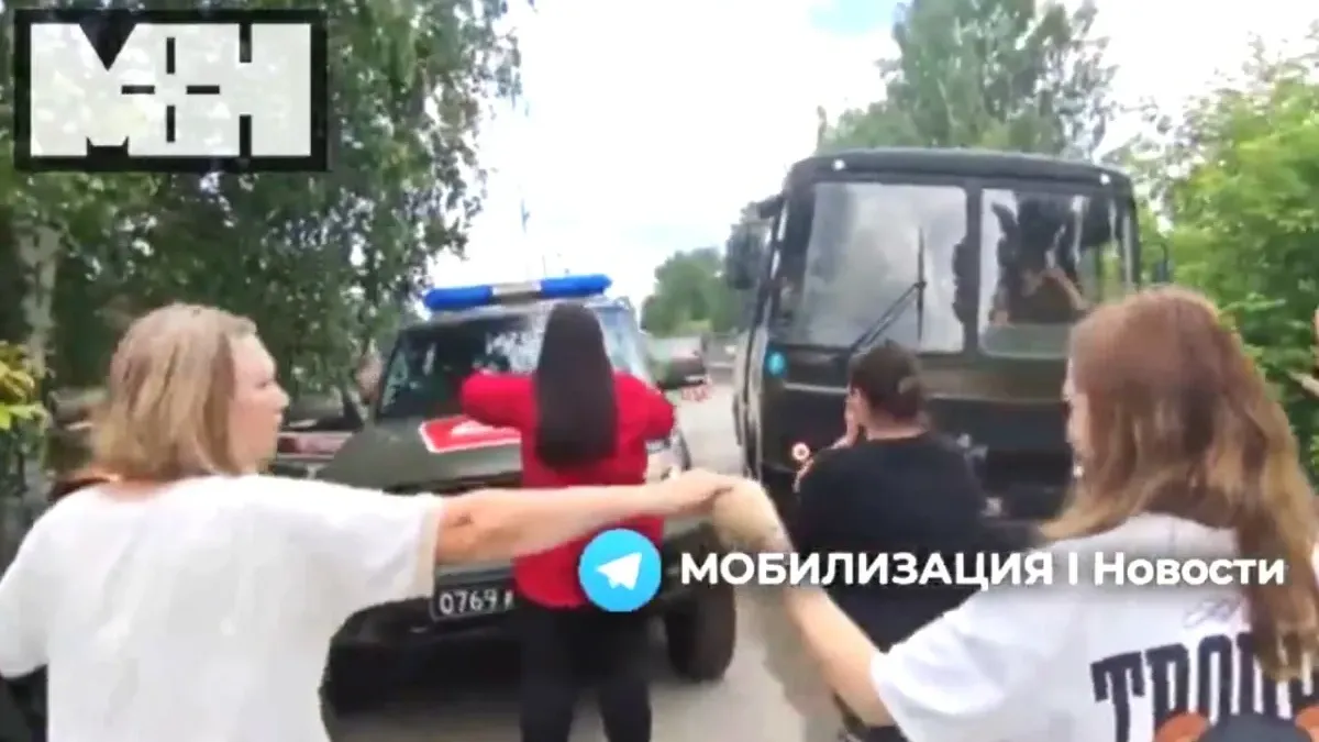 "Позволете ми да се сбогувам със сина си": Роднини блокират военни в Русия!