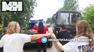 "Позволете ми да се сбогувам със сина си": Роднини блокират военни в Русия!