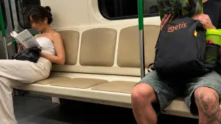 Двама четат в метрото, а снимката им раздели социалните мрежи