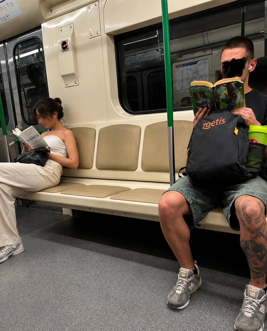 Двама четат в метрото, а снимката им раздели социалните мрежи