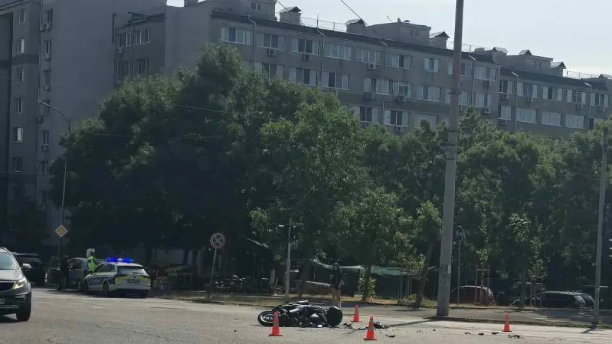 Двама водачи преминаха на червено едновременно в Бургас, моторист бе ранен