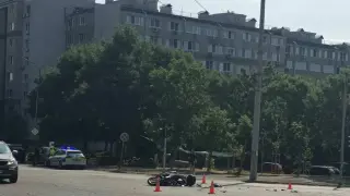 Двама водачи преминаха на червено едновременно в Бургас, моторист бе ранен