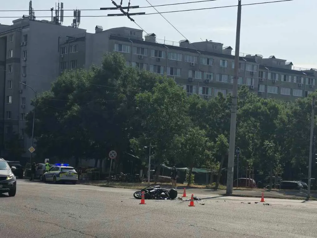 Двама водачи преминаха на червено едновременно в Бургас, моторист бе ранен