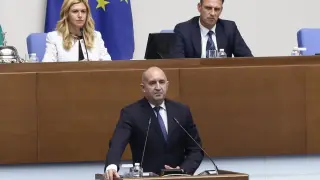 Радев: американските самолети в София напускат летището, престоят им е съкратен на един месец