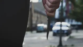 Столичанин предупреди: Непознат с нож се опитал да отвори колата му на светофар
