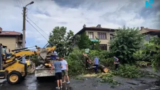 Мощната буря връхлетяла Приморско: откъснат покрив се заби в жилищен блок, дете е ранено