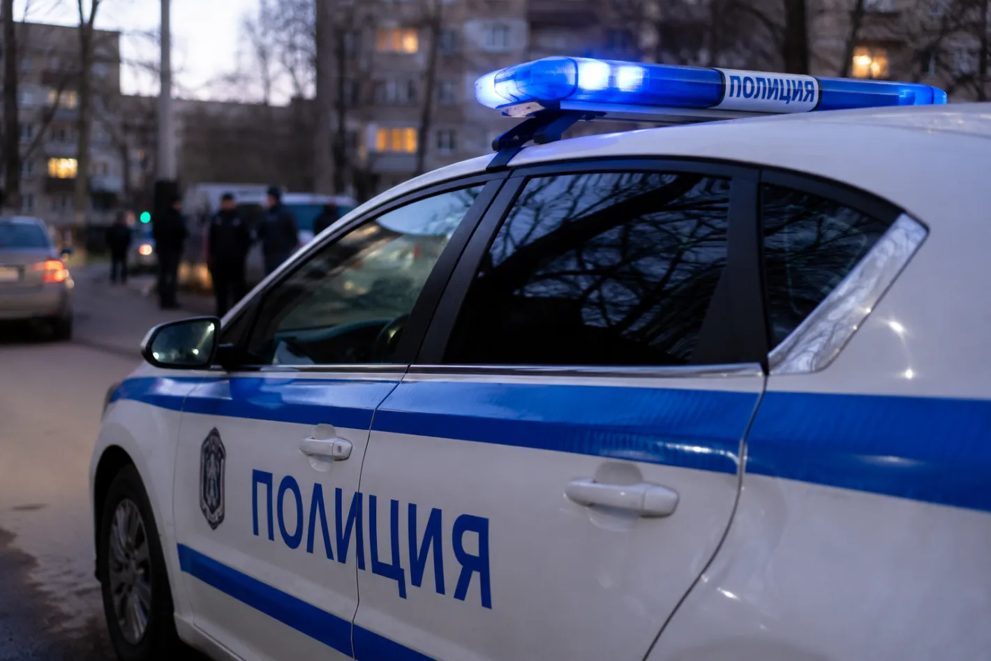Кученце бе хвърлено от висок етаж в Пловдив и падна до дете
