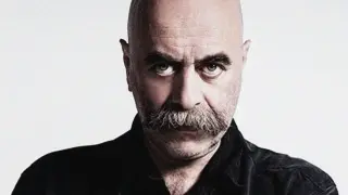 Известният турски режисьор Езел Акай и брат му са арестувани при акция срещу наркотиците