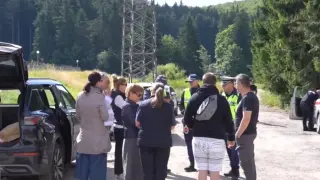 Наследниците на жертвите от „Петрохан“ влизат в хижата, пътят пак е затворен