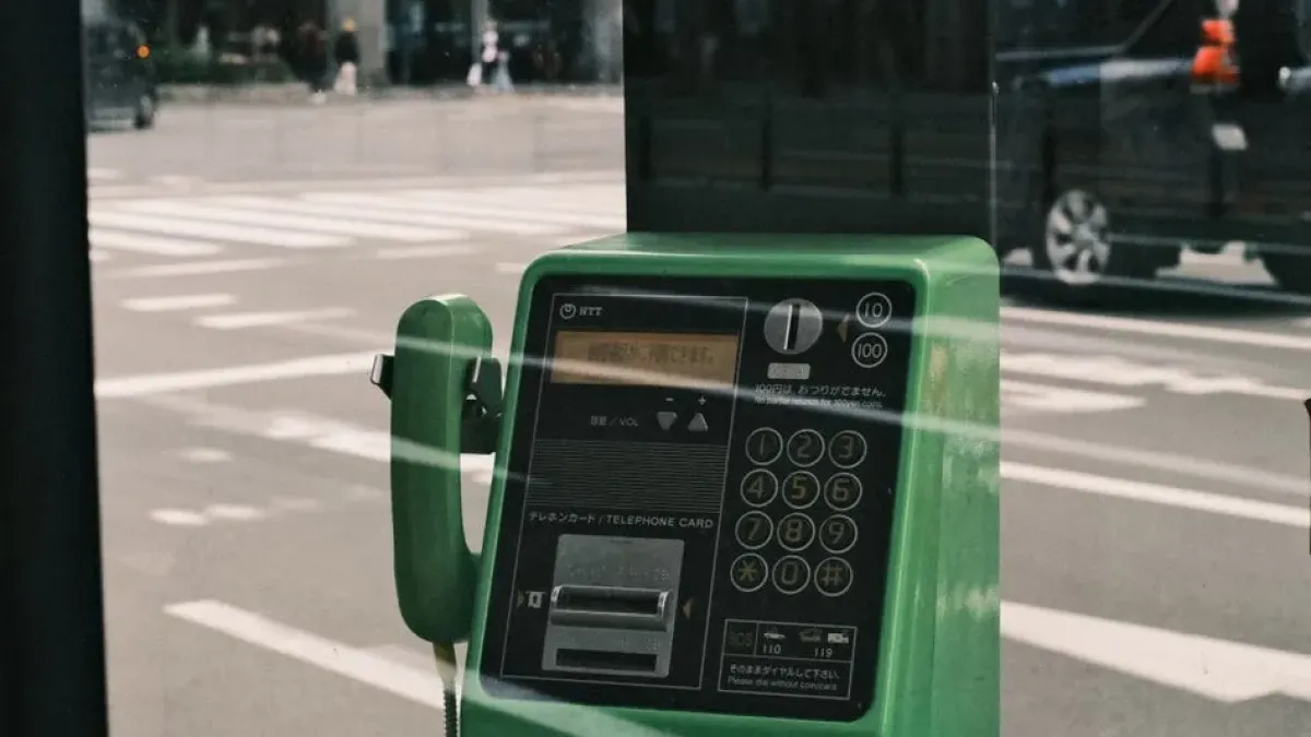 Крим монтира улични телефони за спешни обаждания