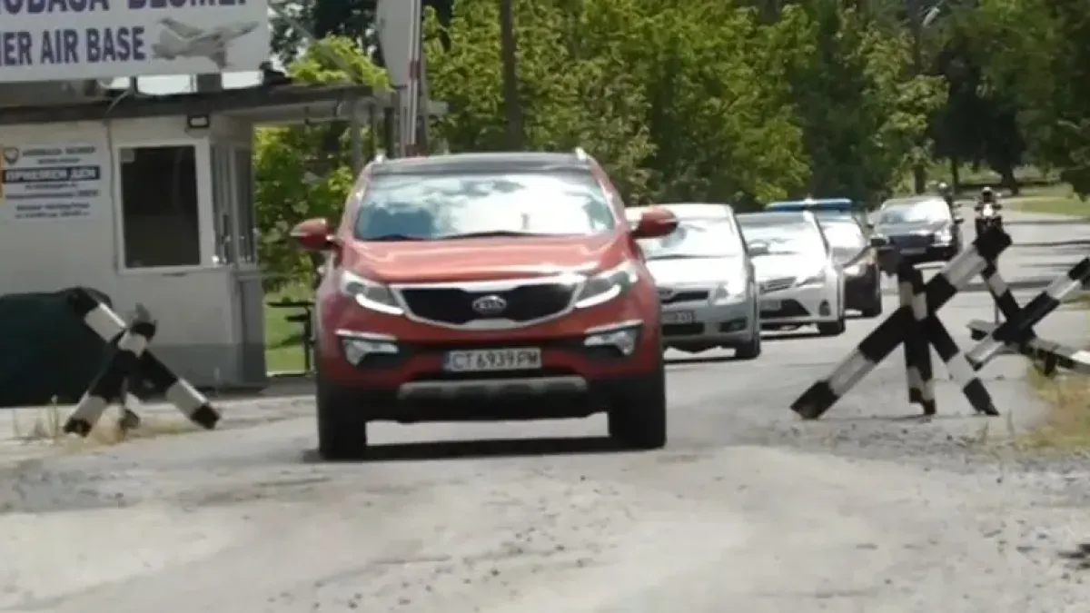 Десетки коли напускат авиобаза "Безмер" преди пребазирането на американските самолети