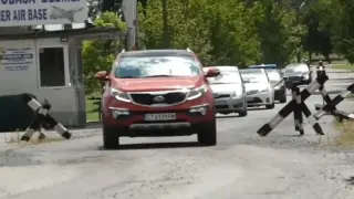 Десетки коли напускат авиобаза "Безмер" преди пребазирането на американските самолети