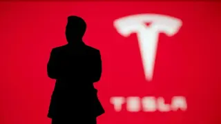 Астероид или Tesla? Загадъчен обект в небето се оказа колата на Илон Мъск