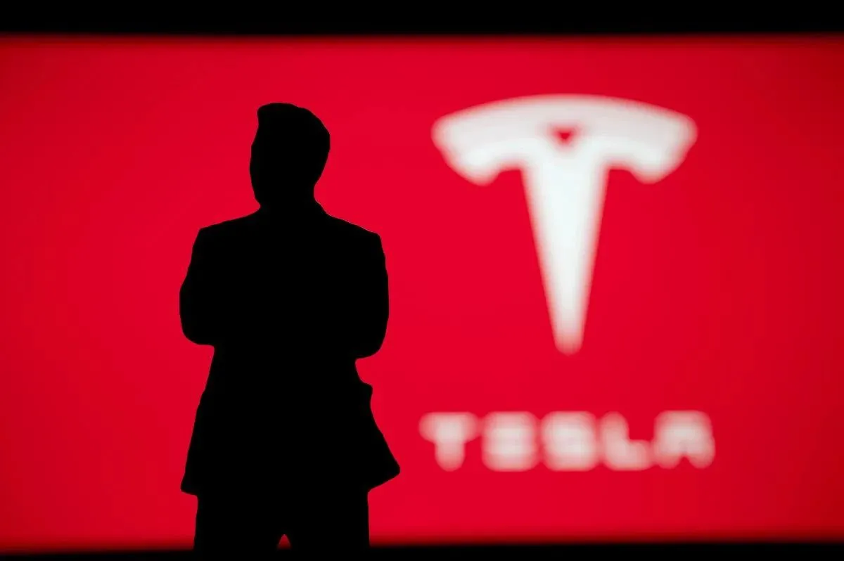 Астероид или Tesla? Загадъчен обект в небето се оказа колата на Илон Мъск