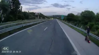 Мъж се движи с електрическа тротинетка в аварийната лента на АМ „Хемус“