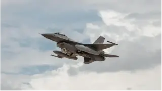 Министерството проучва алтернативни изтребители поради забавянето на F-16